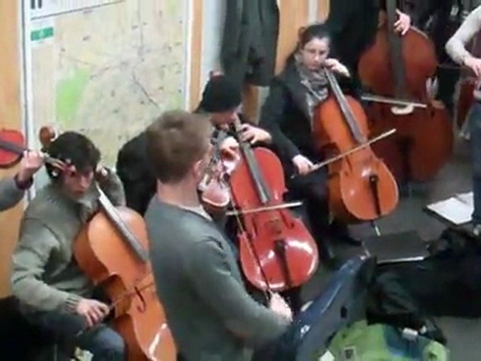 Moment de musique classique dans le metro station Chatelet