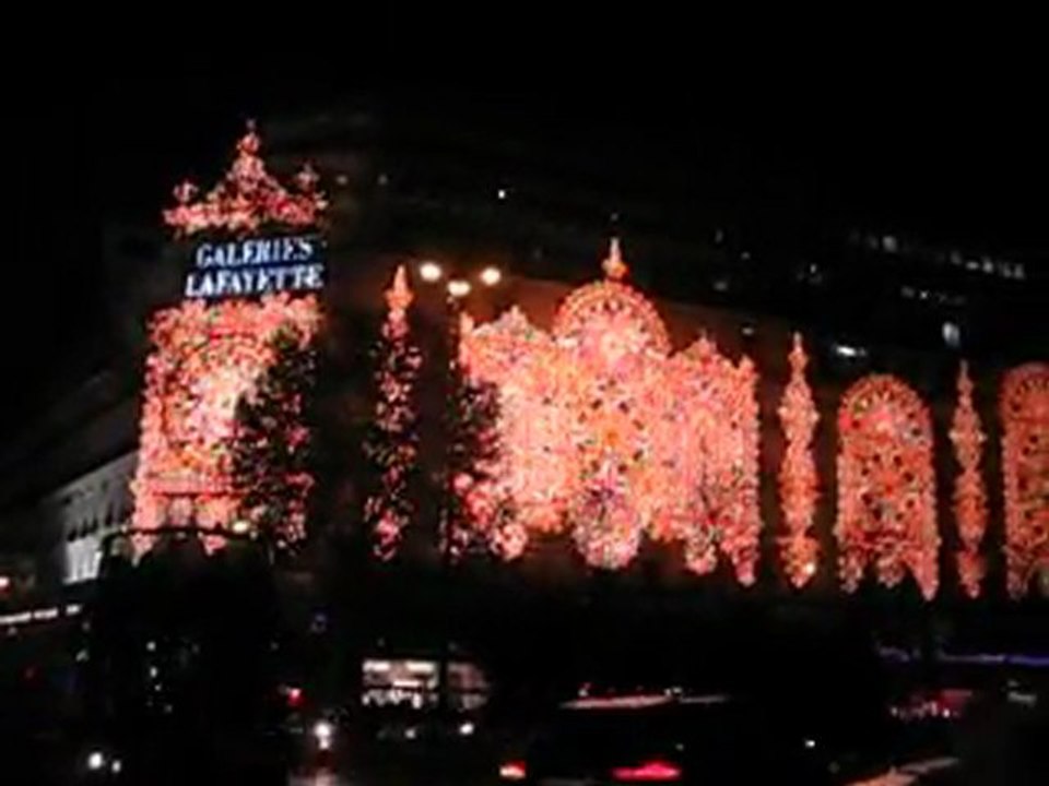LES GALERIES LAFAYETTE ILLUMINEES - DECEMBRE 2011 -