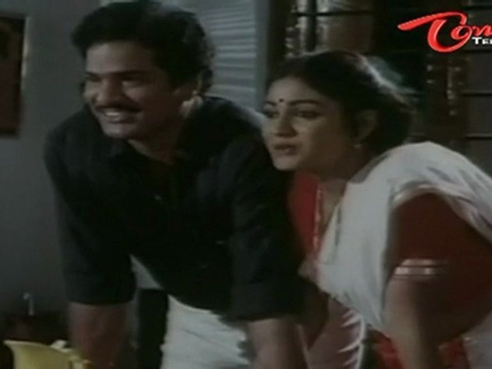 Divya Vani Romantic Bathing Scene - Telugu Comedy