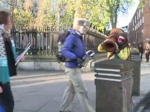 Les indignés de Londres fêtent 2 mois d'occupation