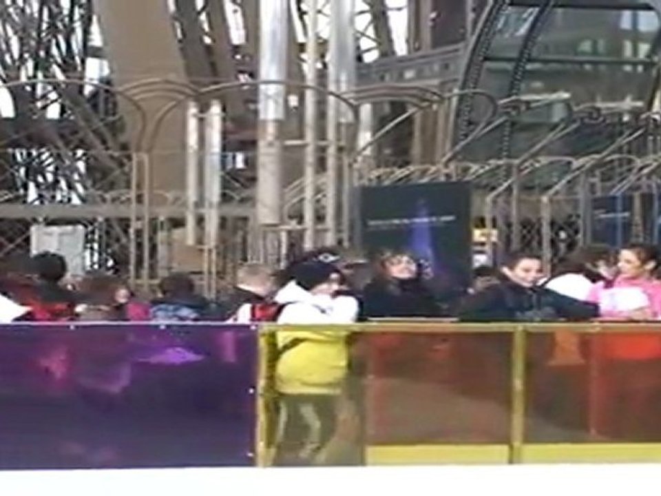 Abrigo, patines, guantes y... ¡A patinar en la Torre Eiffel!