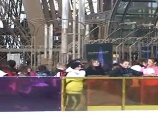 Abrigo, patines, guantes y... ¡A patinar en la Torre Eiffel!