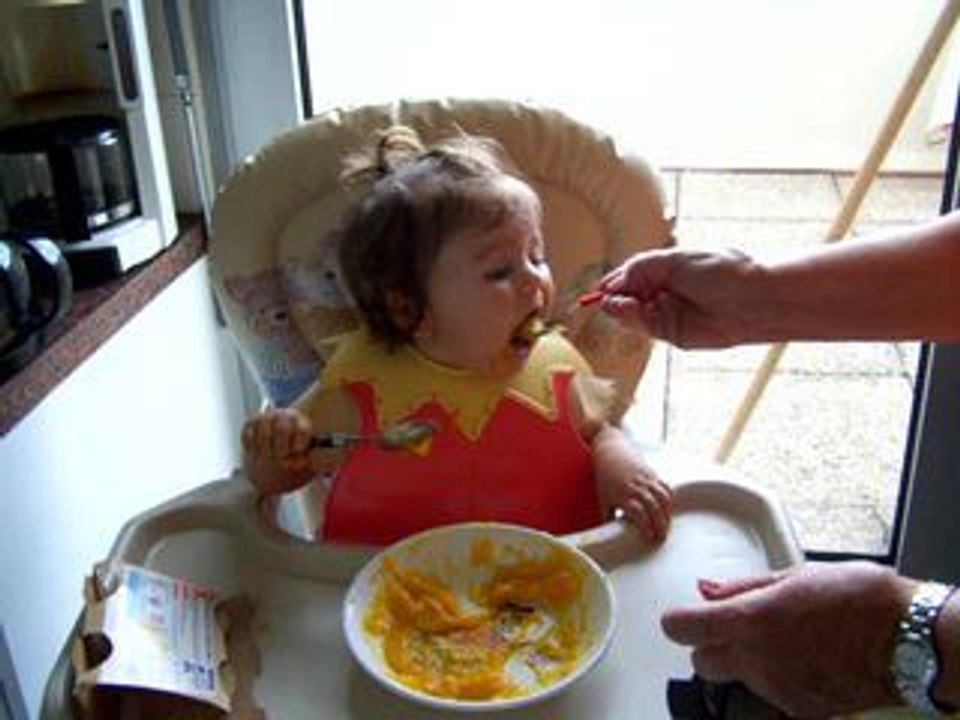 J'apprends à manger toute seule