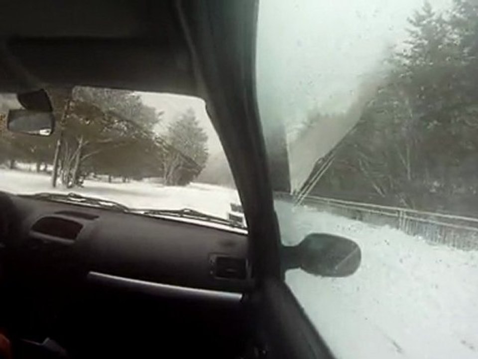 Clio RS3 en glisse sur la neige