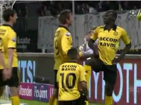 Cú volley vào thẳng góc thượng của Pa Modou Kah