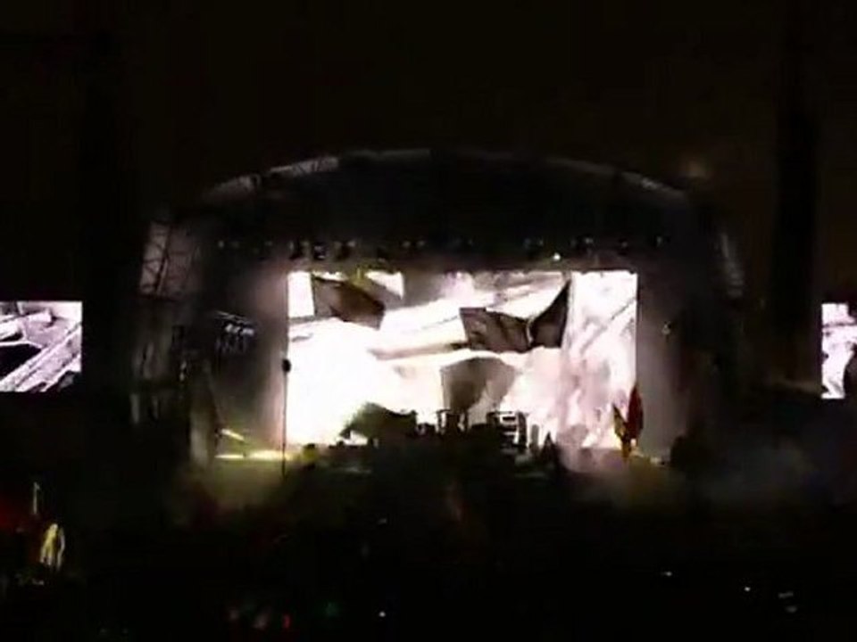 The Chemical Brothers - Horsepower / Chemical Beats (Live At Glastonbury 2011)