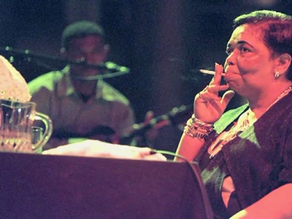 Morre a ‘diva dos pés descalços’