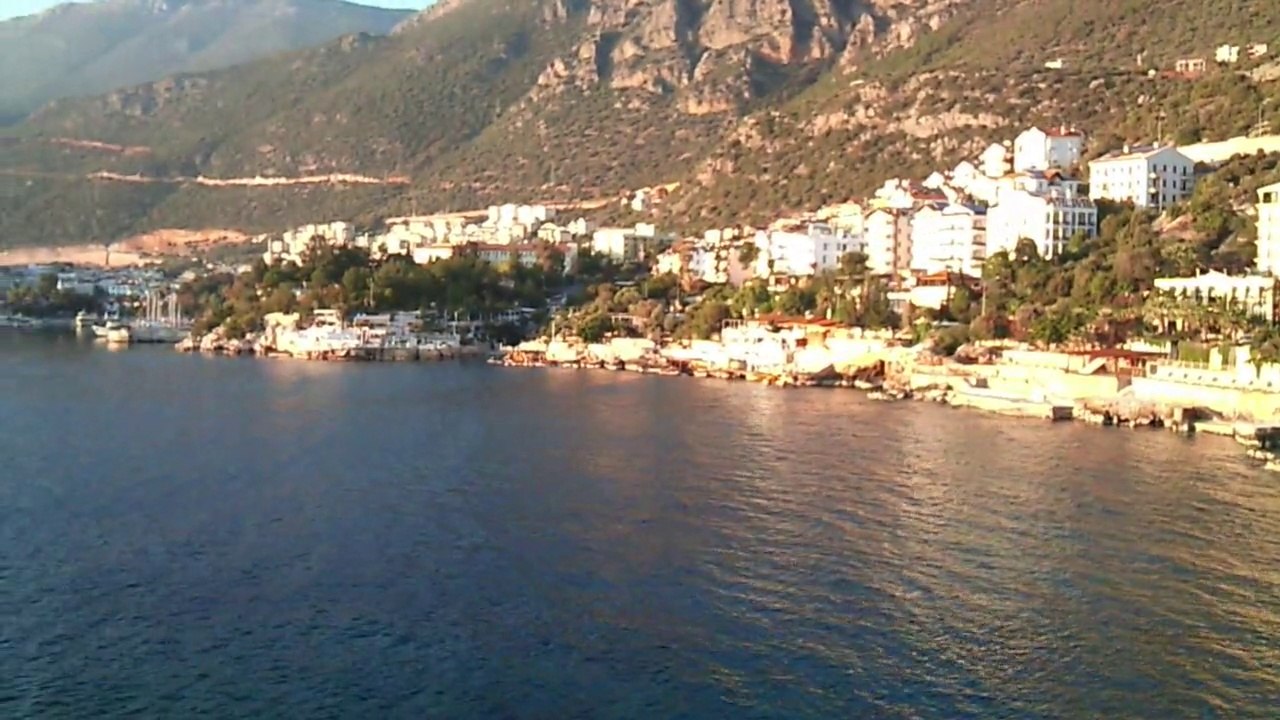 kaş'ta güneşli bir aralık ay'ı akşamı