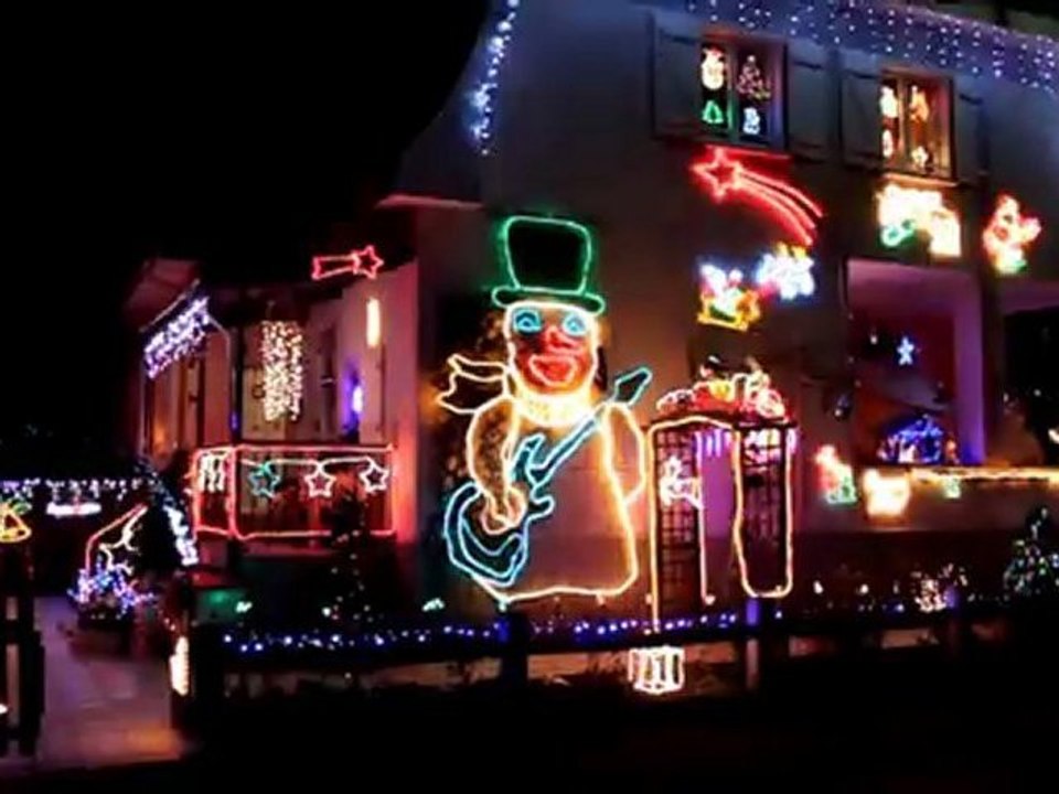 Bonhomme de Neige qui chante Noël en forêt