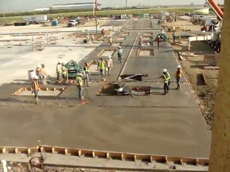 Les 18 ouvriers et la pelle à béton tournoyante