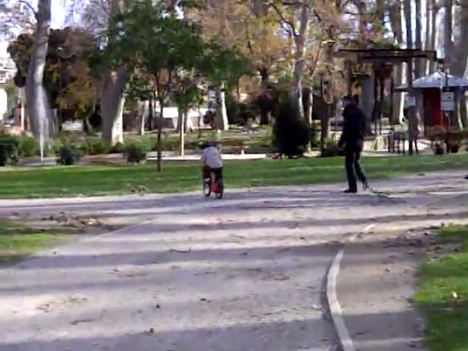 Gilian apprend à faire du vélo