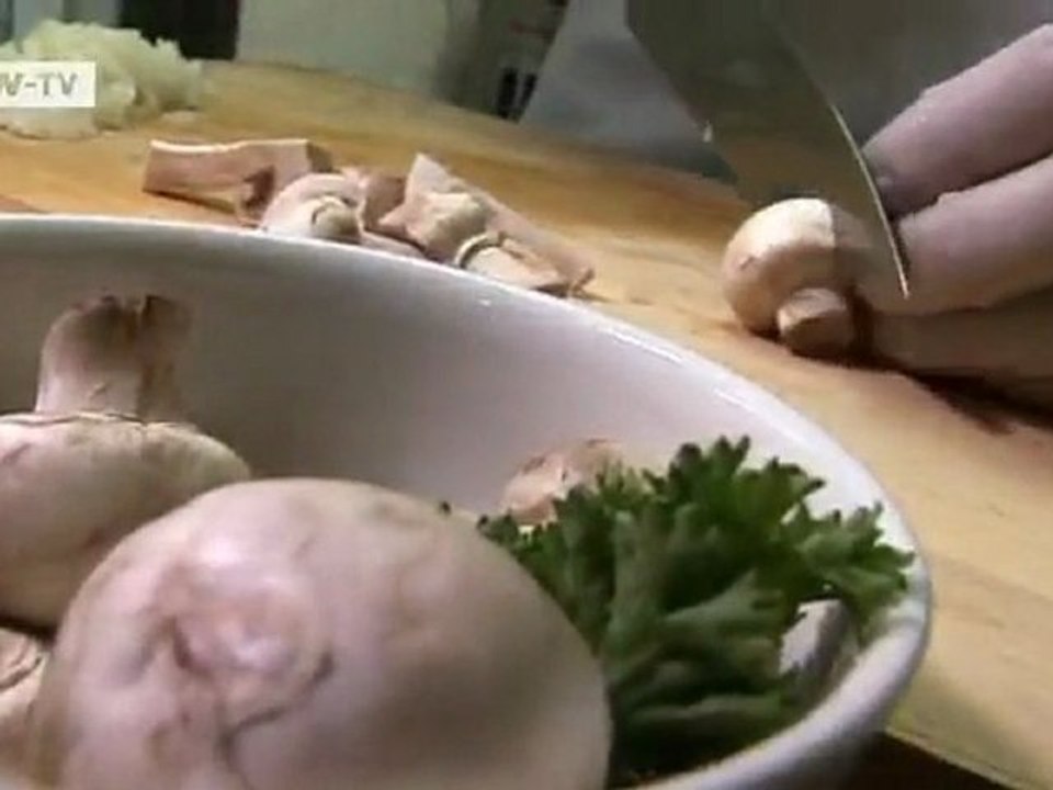 Pheasant breast with baked apple, artichoke and raspberry sauce | euromaxx