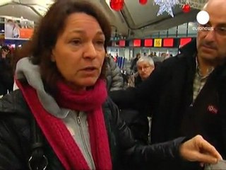 French airport security staff continue strike