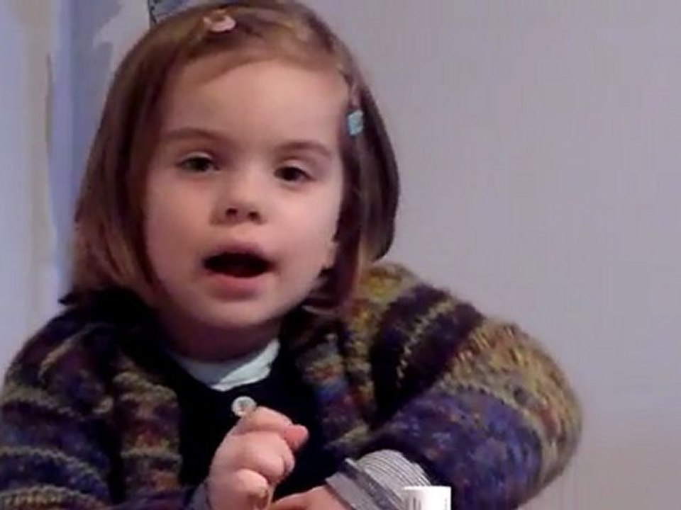 Marion chante Petit Papa Noel.MTS