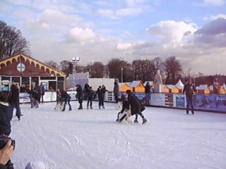 Les joies des sports d'hiver au pied de la Tour Eiffel