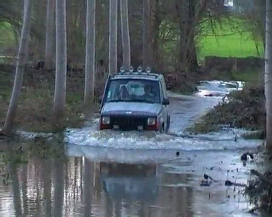 jeep cheroker 2l100 traverser d'une riviere