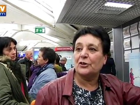 La grève des agents de sureté aéroportuaire se durcit, les usagers en colère