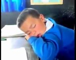 Derste uyuyan ilkokul öğrencisi