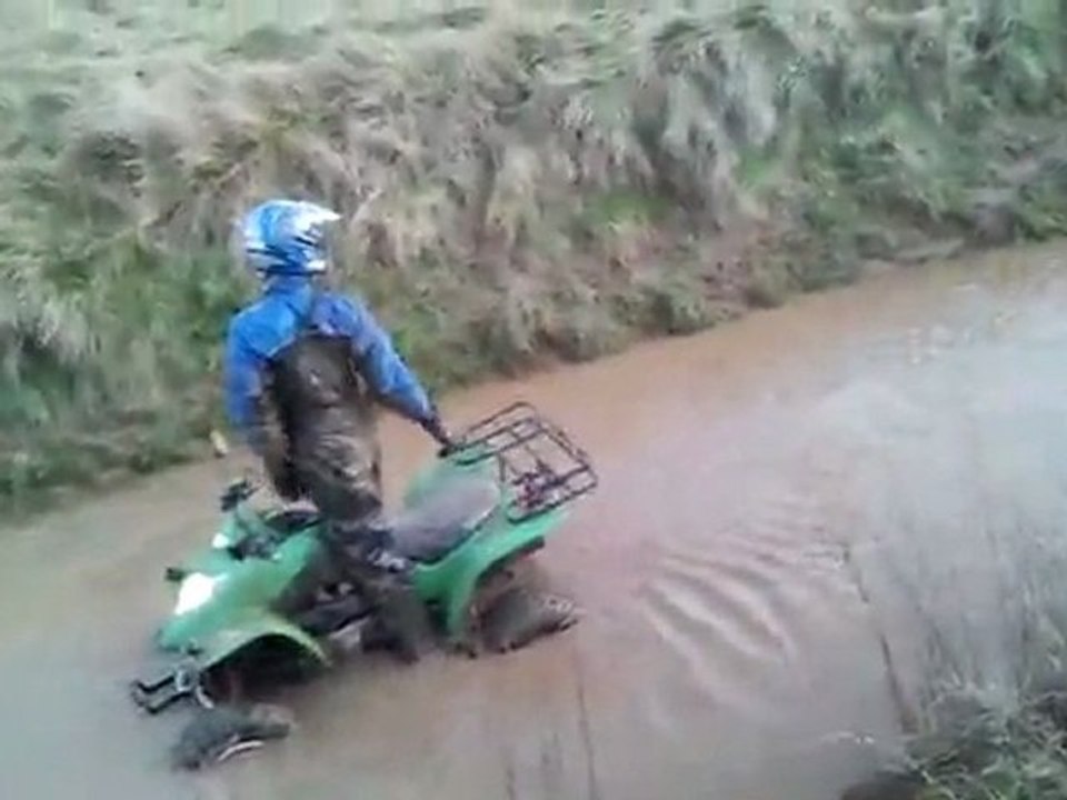 reprise du quad dans un bourbier en kymco 250  25 12 2011