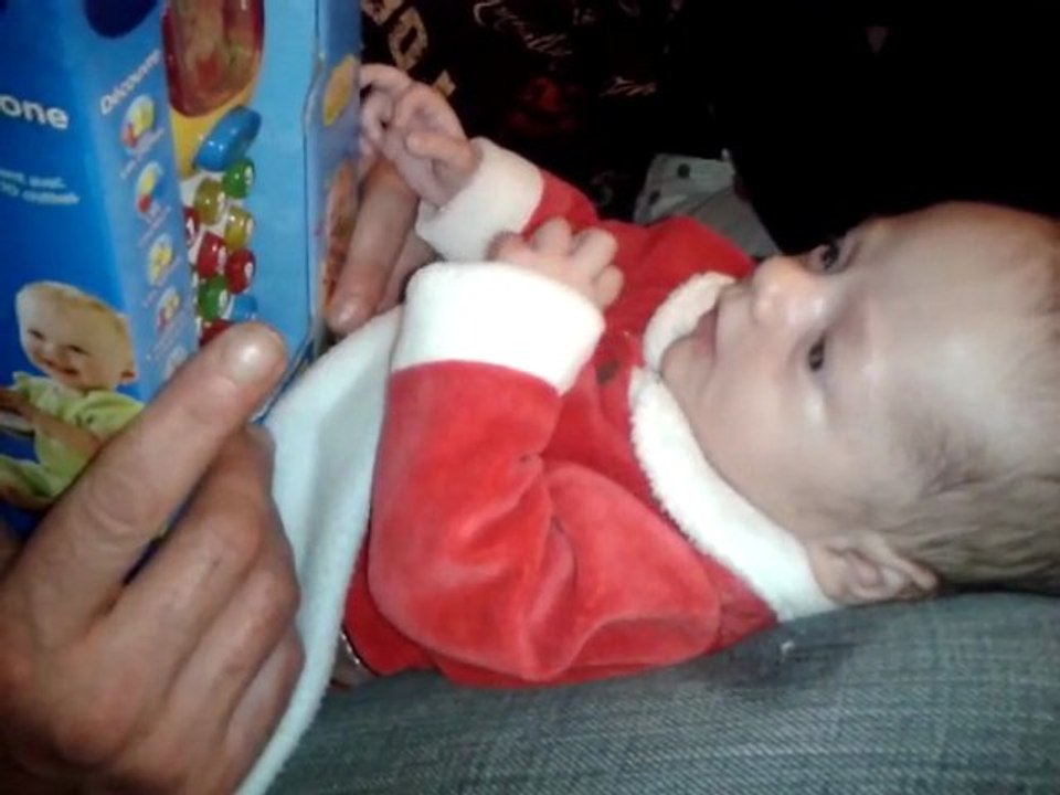 Mattéo intriguer par son jouet