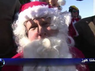 سانتا كلوز يحضر الى المدينة متزلجا على المياه