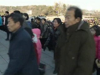Kuzey Kore Kim Jong-il için ağlıyor