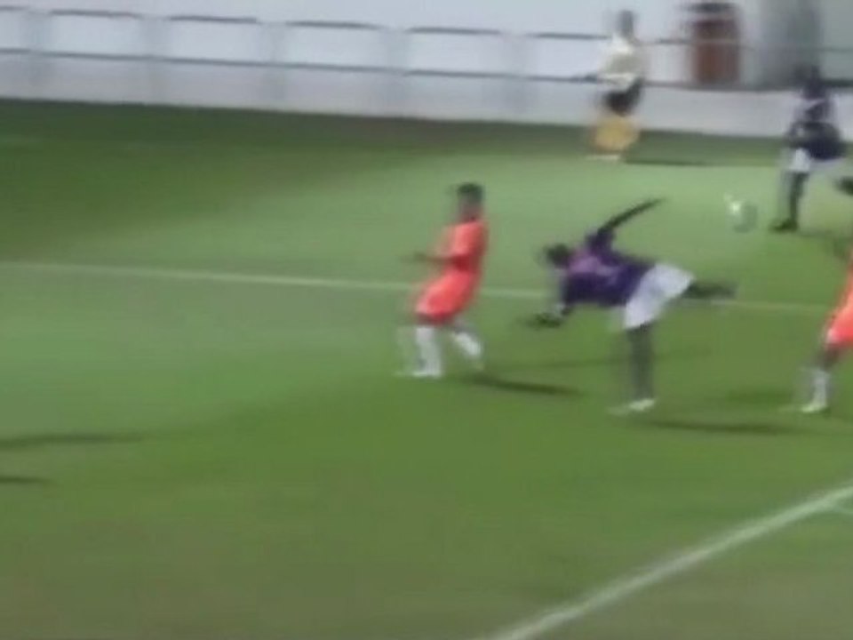 Insolite : le plus beau csc de l'année 2011 ?