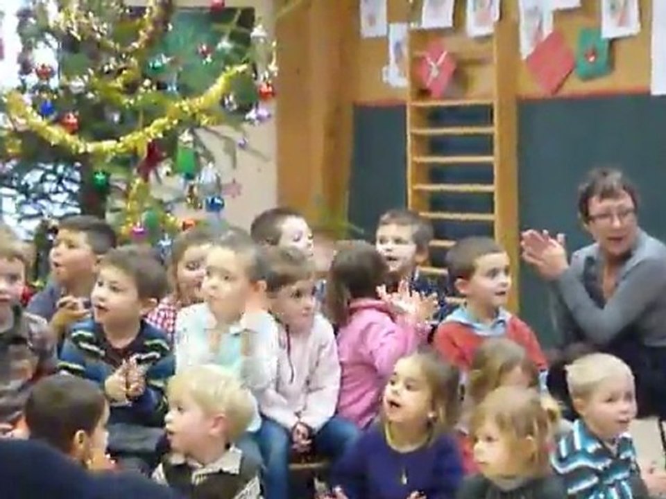 Noel 2011 Ecole maternelle  Jeanne & Louise film 4