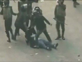 La vidéo de l'Egyptienne battue par les militaires suscite l'inquiétude