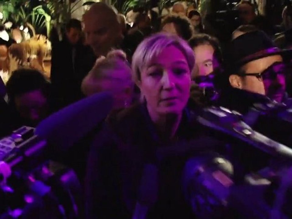 Marine Le Pen joue la Mère Fouettarde au marché de Noël