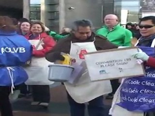 Escobas, fregonas y plumeros en la entrada de la Eurocámara