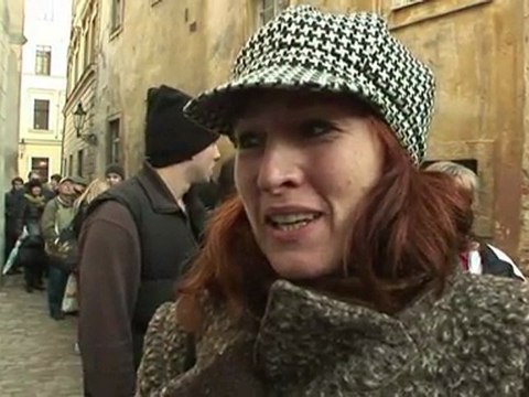 Les Tchèques se pressaient lundi pour se recueillir devant le cercueil de l'ex-président Vaclav Havel, exposé dans une ancienne église au coeur de la Vieille Ville de Prague, au lendemain du décès de l'icône de la Révolution de velours