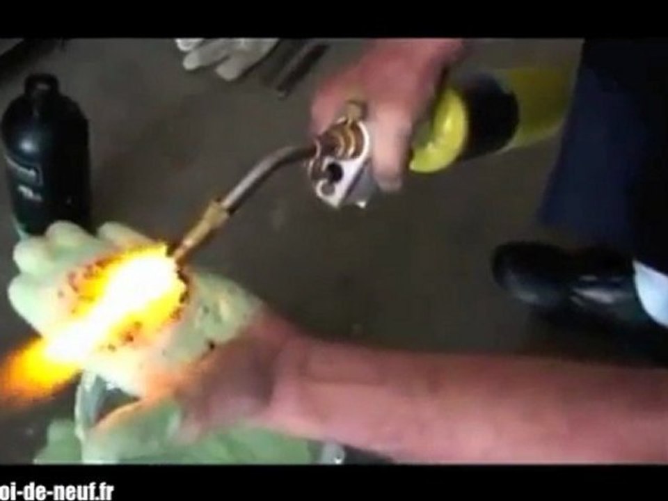 Il se brule la main sans soucis