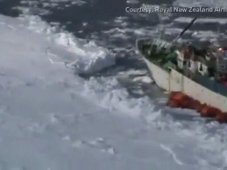 Air drops aid to stricken ship