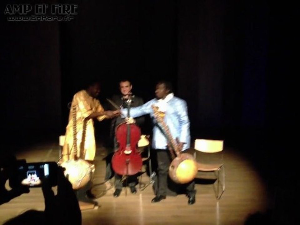 Bis! Fin du concert de Ballaké Sissoko et Vincent Ségal, avec Mamoudou Cissoko