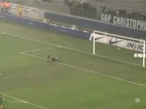 Yohann Eudeline đi bóng từ giữa sân rồi tung cú sút vào góc chữ A