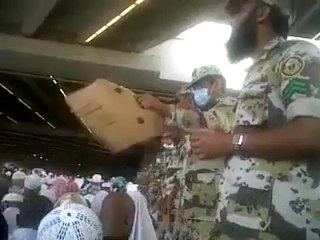 شوف تعامل الامن السعودي مع الحجاج ! لاتعليييق ؟؟ - YouTube