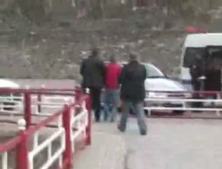 Savcının Boğazına Bıçak Dayadı