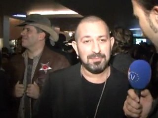 Cem Yılmaz; Uluğ Uzun'a saçlarımı kendim kesiyorum dedi.