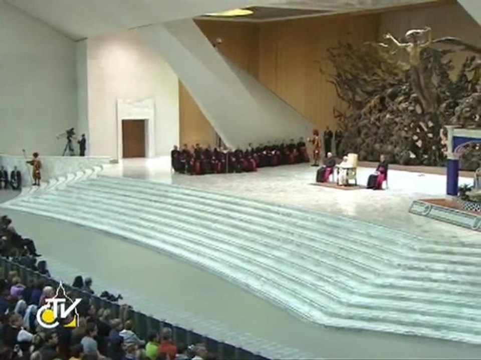 Papa: „Vă urez un Crăciun creştin, Dumnezeu este aproape de noi”