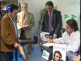 Aznar firma ejemplares de su nuevo libro en Valladolid