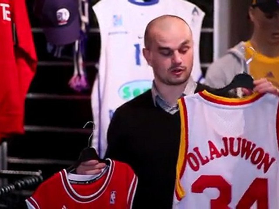 Retrouvez les produits du Paris Levallois dans le magasin "Paris Basket-Ball"