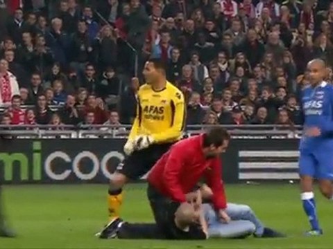 Le gardien Esteban (AZ Alkmaar) se fait agresser par un supporter