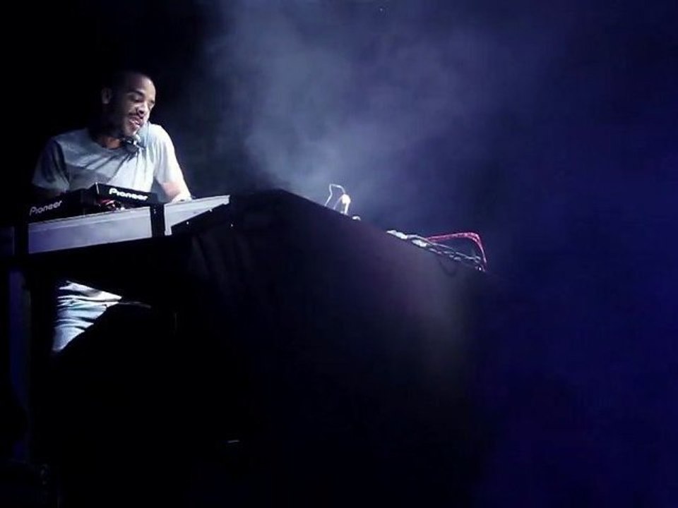 Dj Mehdi - Dj Set -  Live @ Festival Lives au Pont 2011 - Un Disque Un Jour