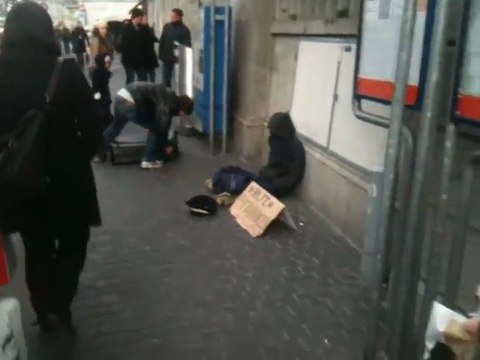 Suisse : Il place un faux clochard dans la rue