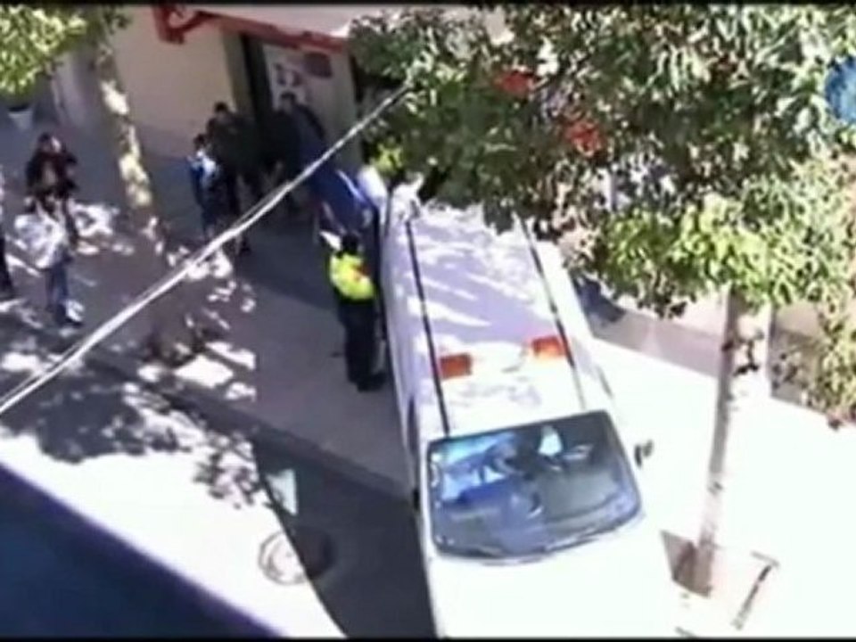 Dos delincuentes atracan una sucursal bancaria...