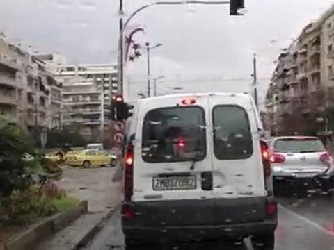 Κίνηση και μποτιλιάρισμα από τη βροχή