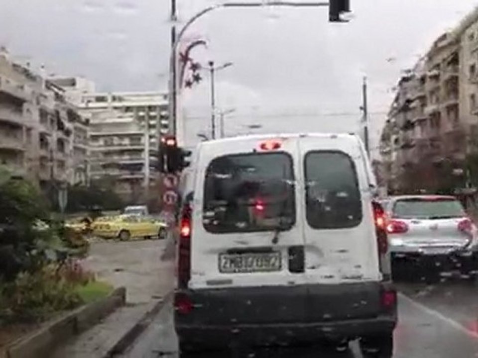 Κίνηση και μποτιλιάρισμα από τη βροχή