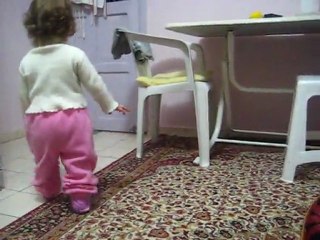 Zeynep-Aralık  2011-Kuş ile oynuyor