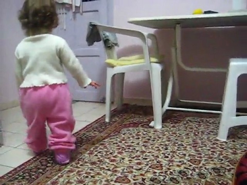 Zeynep-Aralık  2011-Kuş ile oynuyor